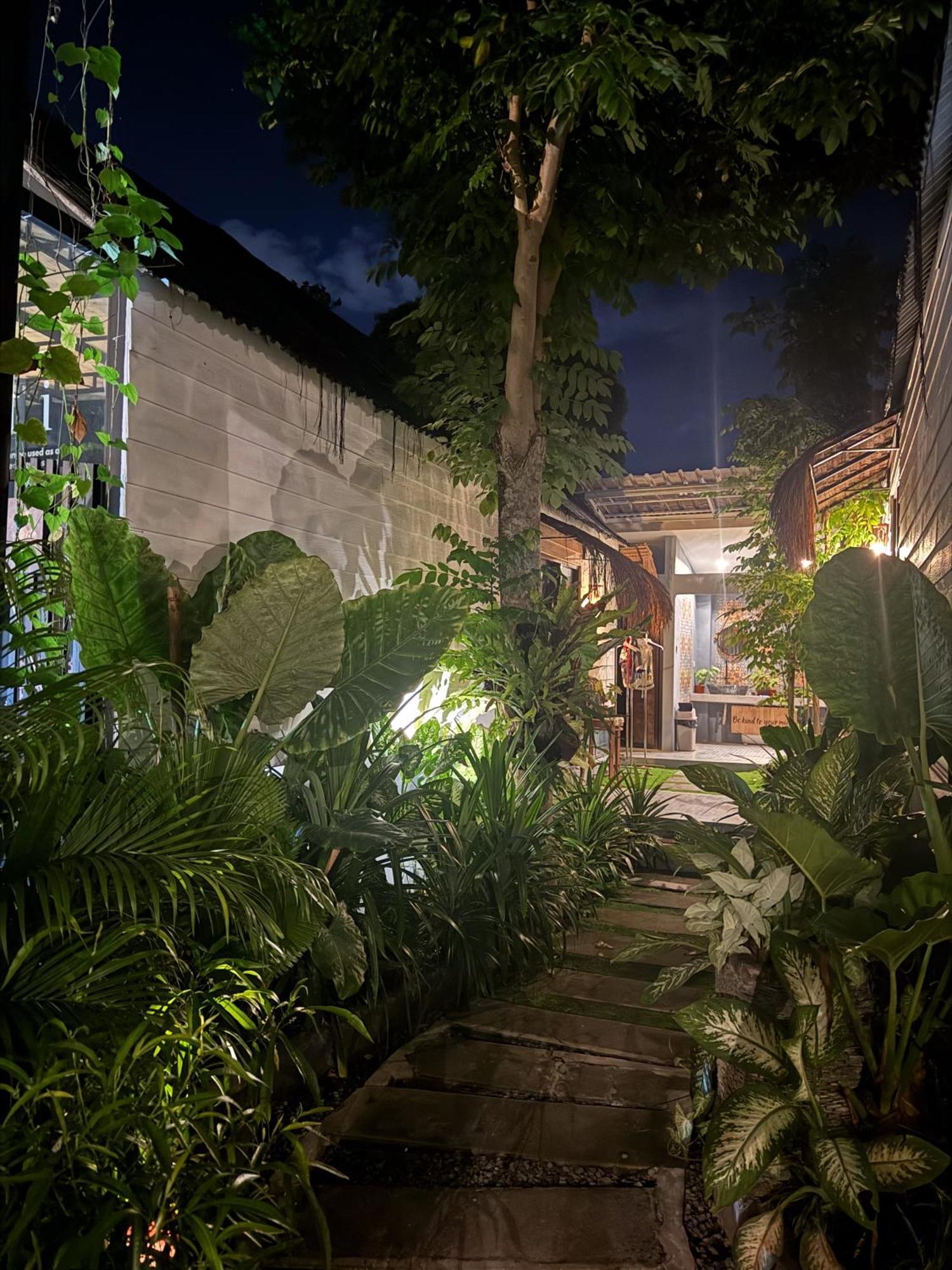 The Jungle Hostel Canggu Extérieur photo